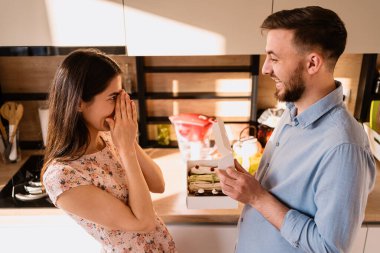 Erkek, kadından karısı olmasını istiyor.