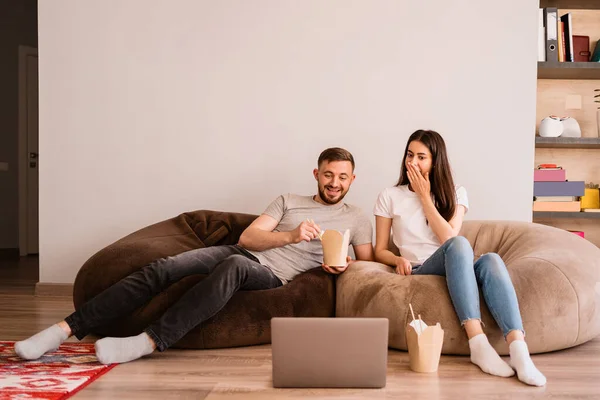 Un hombre y una mujer alegres pasan un buen rato juntos en casa — Foto de Stock