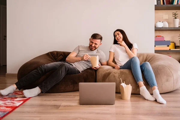 Un hombre y una mujer alegres pasan un buen rato juntos en casa — Foto de Stock