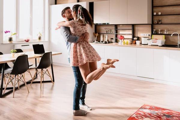 Hombre y mujer bailando en un interior moderno — Foto de Stock