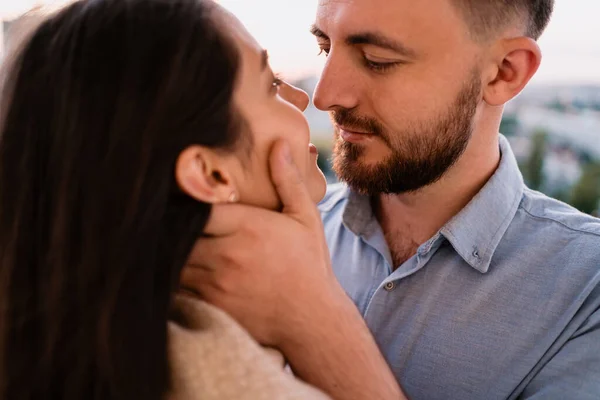 Egy közeli portré szerelmetlen párról, akik ölelkeznek. — Stock Fotó