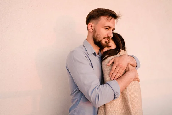 Zamknij portret niekochanej pary przytulając się — Zdjęcie stockowe