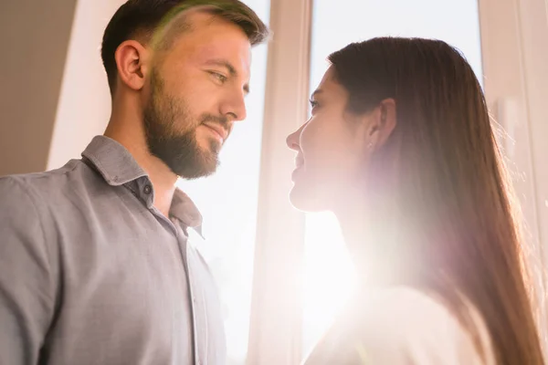 La encantadora pareja pasa tiempo juntos sonriendo —  Fotos de Stock