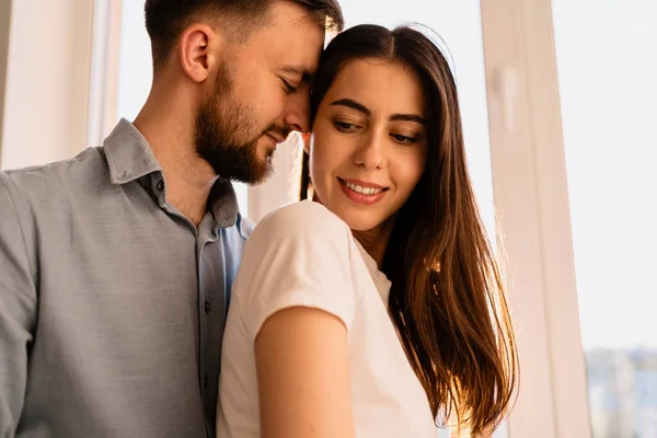 La encantadora pareja pasa tiempo juntos sonriendo — Foto de Stock