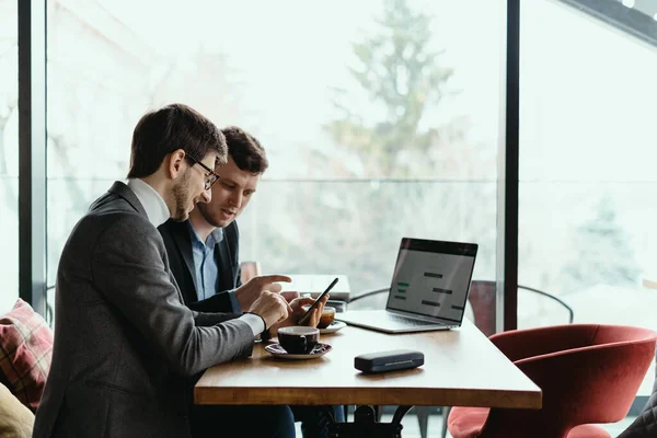 Dos hombres de negocios conversando con un smartphone —  Fotos de Stock