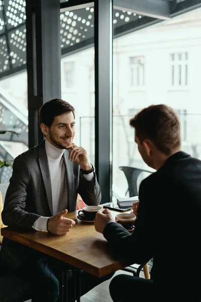 Due giovani uomini d'affari che hanno un incontro di successo al ristorante. — Foto Stock