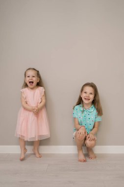 Bej arka planda neşeli kız kardeşler anları