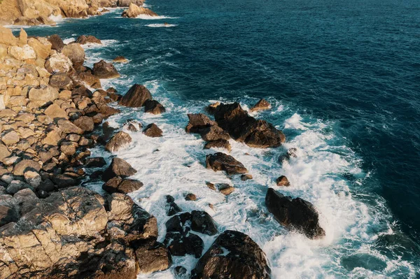 Paisaje marino. Mar y montañas. Paisaje brillante y colorido. — Foto de Stock