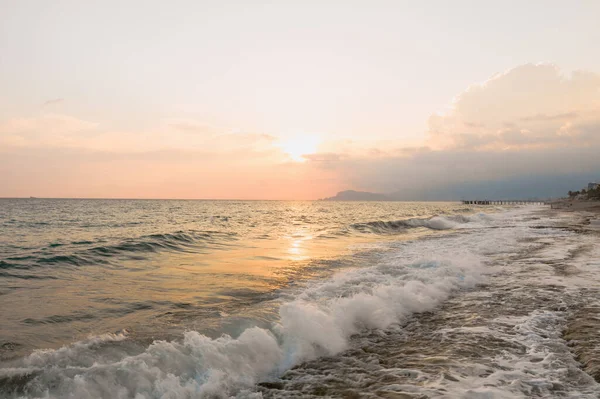 Matahari terbit di atas laut dan pemandangan laut yang indah. — Stok Foto