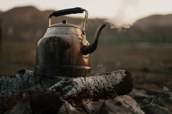 Teapot on the mountain fire — Stock Photo, Image