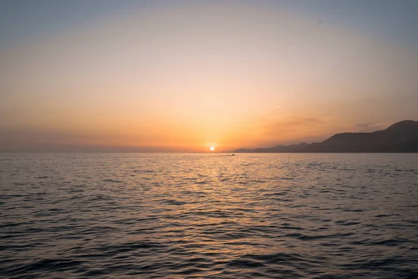 Восход солнца над морем и красивый морской пейзаж. — стоковое фото