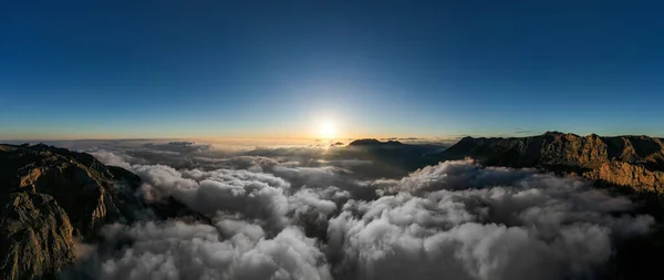 Vista panoramica del tramonto in montagna con nuvole — Foto Stock