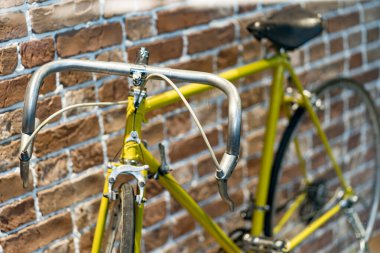 Tuğla zemin üzerinde klasik bisiklet