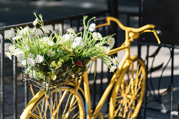 Винтажный велосипед на фоне городской ограды — стоковое фото