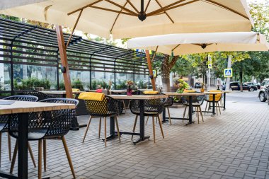 Dışarıdaki boş restoran kafesinde masa ve sandalyeler.