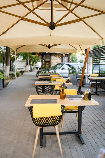 Dışarıdaki boş restoran kafesinde masa ve sandalyeler. — Stok fotoğraf