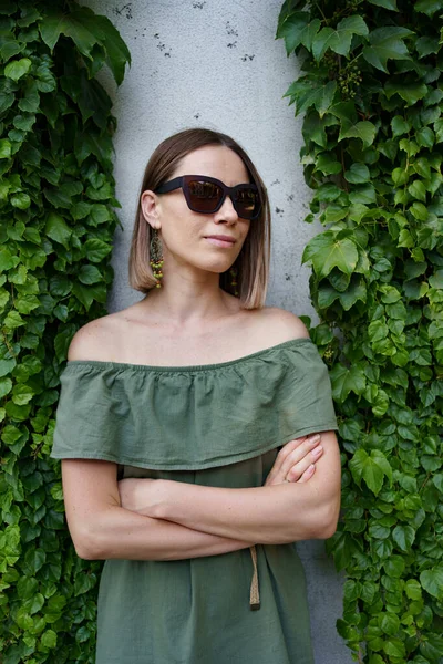 Retrato mujer con clase con gafas de sol — Foto de Stock