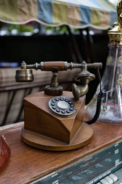 Altes Telefon auf Holztisch für Retro-Hintergrund — Stockfoto