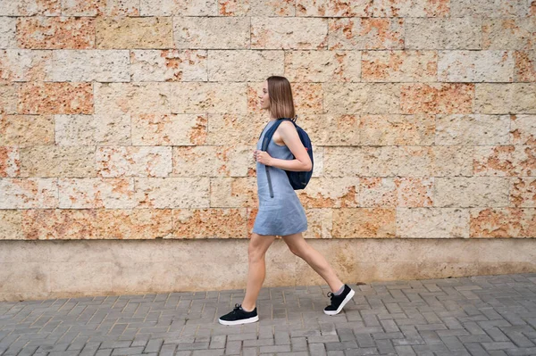 Mujer joven caminando con mochila — Foto de Stock