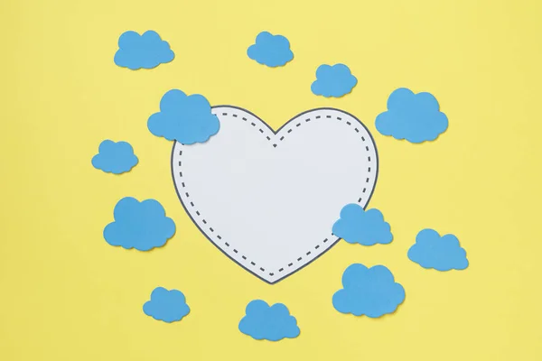 Valentinstag Hintergrund mit Herz und Wolken — Stockfoto