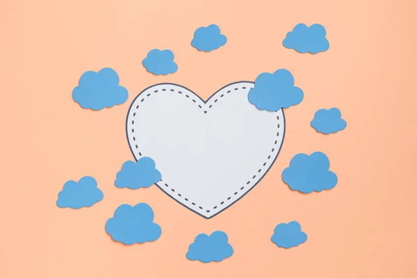 Fond Saint-Valentin avec cœur et nuages — Photo