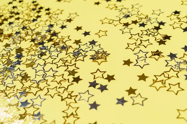 黄色の背景にConfetti星 — ストック写真