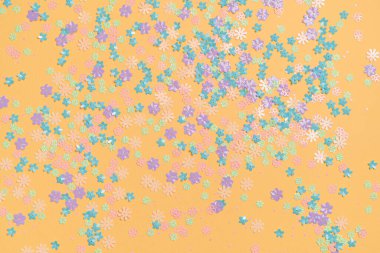 Arka planda konfeti çiçekleri