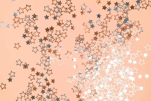 Confetti stjärnor på orange bakgrund — Stockfoto