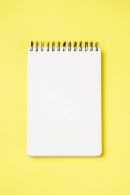 Sarı arkaplandaki sarmal defter