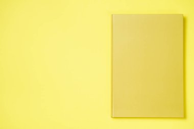 Sarı arka planda deri defter kapağı