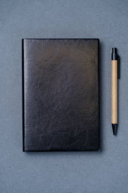 Gri arkaplanda deri defter kapağı