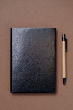 Kahverengi bir arka planda deri defter kapağı