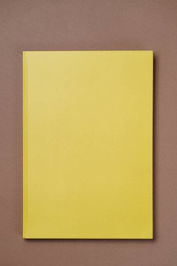 Kahverengi arka planda yeşil deri defter