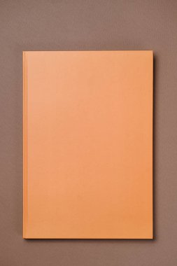 Kahverengi arka planda turuncu deri defter