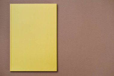 Kahverengi arka planda yeşil deri defter