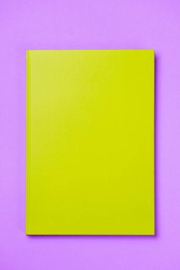 Pembe arka planda yeşil deri defter