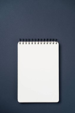 Siyah arkaplandaki spiral defter