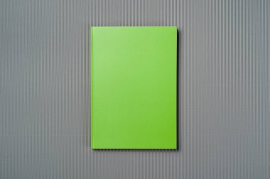 Yoğun gri arkaplanda yeşil deri defter