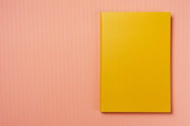 Yoğun pembe arka planda turuncu deri defter.