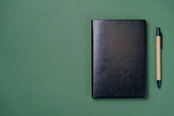 Notizbucheinband aus Leder auf grünem Hintergrund — Stockfoto