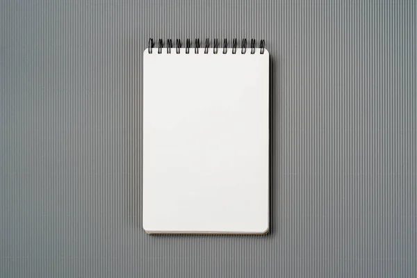 Спіральний блокнот на сірому фоні — стокове фото