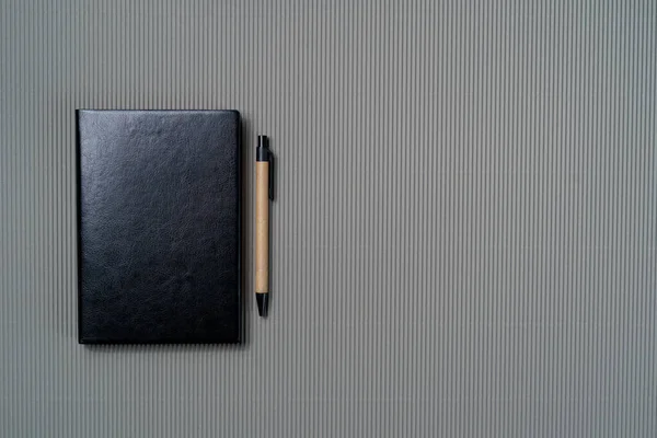 Läder anteckningsbok täcka på en grå bakgrund — Stockfoto