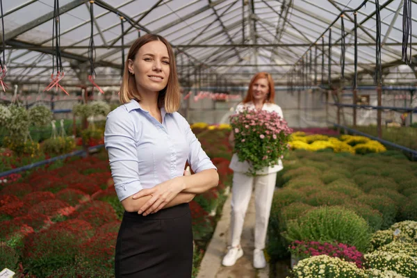 Žena podnikatel portrét pózování ve svém skleníku — Stock fotografie