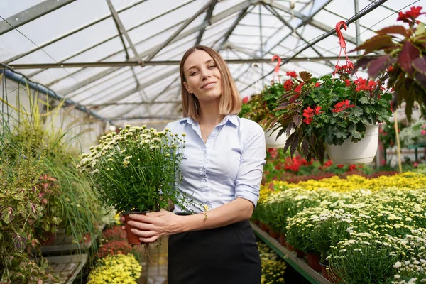 Portrét žena podnikatel držení hrnce s květinami — Stock fotografie