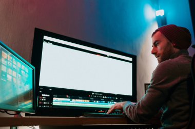 Kişisel Bilgisayarında Büyük Boş Ekranla Çalışan Erkek Video Düzenleyici