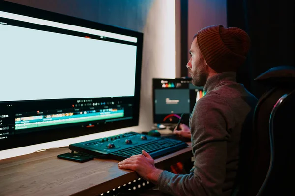 Kişisel Bilgisayarında Büyük Boş Ekranla Çalışan Erkek Video Düzenleyici