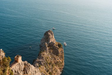 Deniz kıyısındaki harabeler