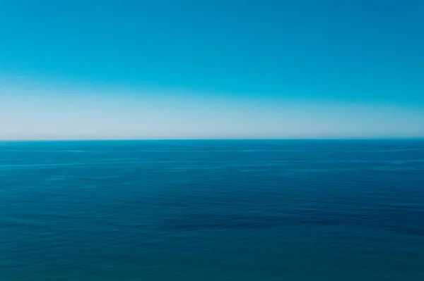 Море и голубое небо. — стоковое фото