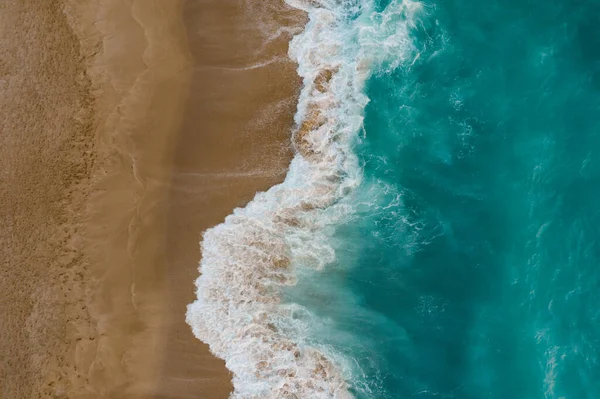 Bovenaanzicht van zand vergadering zeewater — Stockfoto