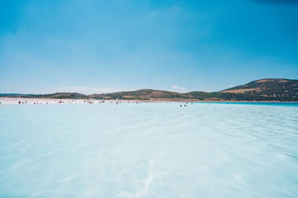 Отдыхающие на пляже наслаждаются летними каникулами — стоковое фото